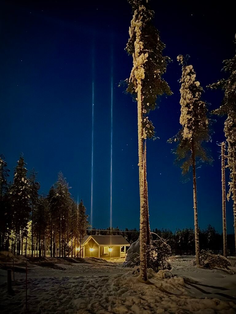 Paesaggio innevato a Rovaniemi durante una notte gelida in Lapponia finlandese 