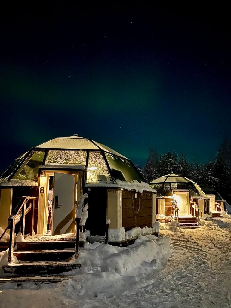 Igloo di vetro e aurora boreale in finlandia